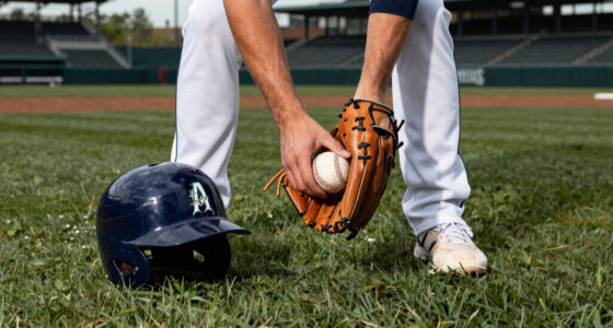 Mariners' Rodriguez leaves game after throw hits back of helmet